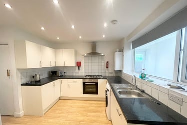 6 bed house, Queens Road East, Lenton Abbey, Nottingham, NG92GN - Image 1