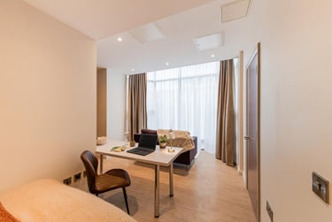 Deluxe Bay Studio at Ryan Hall, 28 Elmwood Avenue, Queen's Quarter, Belfast, BT96AY - Image 6