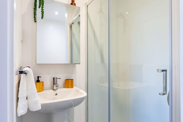 Premium Townhouse Ensuite - Image 4