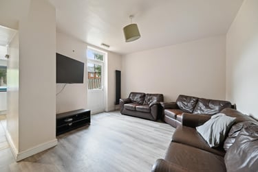 7 bed house, Cemetery Road, Sharrow, Sheffield, S118FQ - Image 1