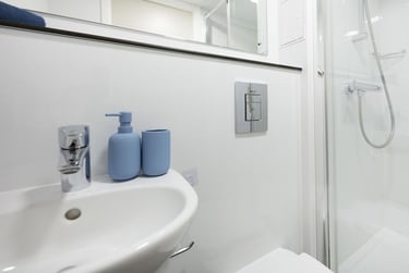 Superior Ensuite at Gillows, 23-25 North Road, City Centre, Lancaster, LA11NS - Image 3