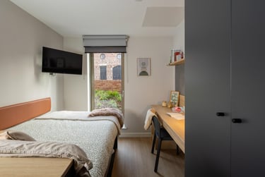 Ensuite 4 Bed Apartment at Fusion Liverpool, 5 Upper Duke Street, City Centre, Liverpool, L19DU - Image 1