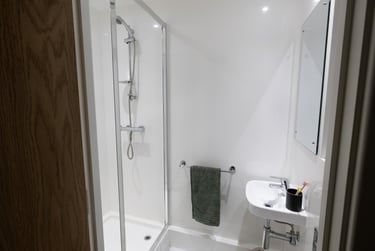 Ensuite 3 Bed Apartment at Fusion Liverpool, 5 Upper Duke Street, City Centre, Liverpool, L19DU - Image 4