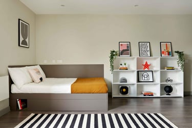 Silver Ensuite at Saw Mill, King's Mill Lane, City Centre, Huddersfield, HD13AN - Image 2