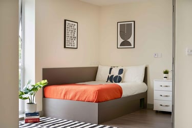 Gold Ensuite at Saw Mill, King's Mill Lane, City Centre, Huddersfield, HD13AN - Image 2