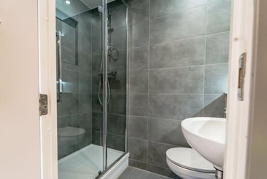 Standard Ensuite - Image 4
