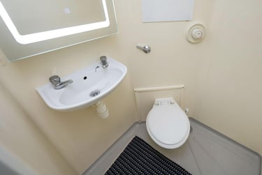 Ensuite at Dean House, New Cross Road, New Cross, London, SE146AT - Image 5