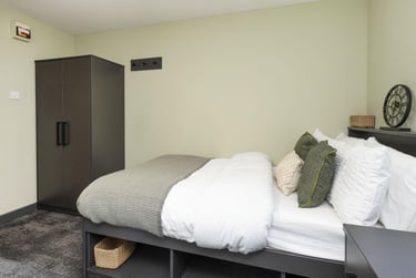 Ensuite at Dean House, New Cross Road, New Cross, London, SE146AT - Image 1