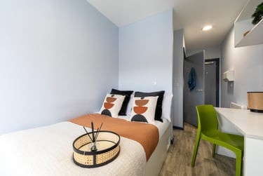Silver Ensuite at Archer House, Castle Gate, Lace Market, Nottingham, NG17AW - Image 5