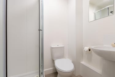 Gold Ensuite - Image 7
