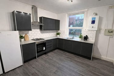 5 bed house, Thornville Mount, Hyde Park, Leeds, LS61JX - Image 1