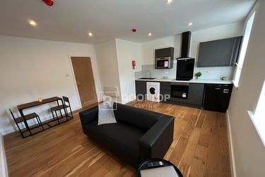 2 bed house, Royal Park Road, Hyde Park, Leeds, LS61FR - Image 1