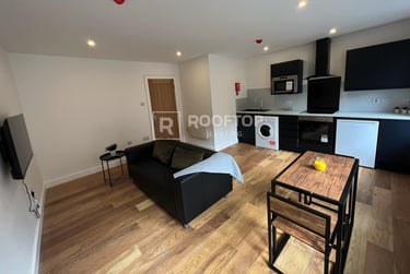 2 bed house, Royal Park Road, Hyde Park, Leeds, LS61FR - Image 1