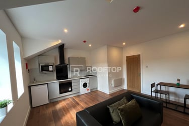 2 bed house, Royal Park Road, Hyde Park, Leeds, LS61FR - Image 1