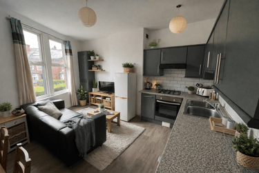 3 bed house, Beechwood Crescent, Burley, Leeds, LS42LL - Image 1
