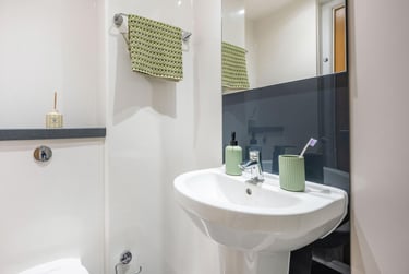 Deluxe Ensuite - Image 7