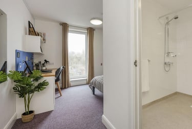 Premium Ensuite with View - Image 4