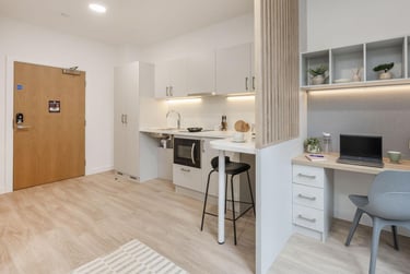 Premium Studio with Wet Room - Image 2