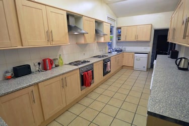 8 bed house, Belle Vue Road, Hyde Park, Leeds, LS31HF - Image 2