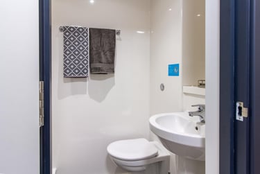 Classic Ensuite - Image 11