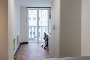 Deluxe Studio - Image 2