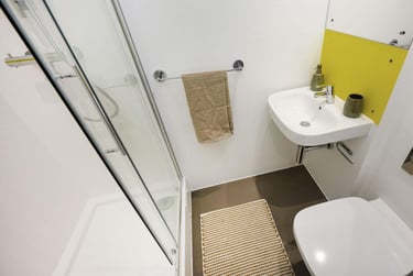 Classic 7-8 Bed Ensuite - Image 8