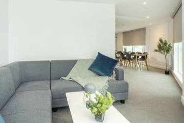Classic 7-8 Bed Ensuite - Image 11