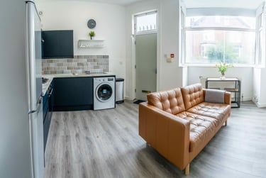 2 bed house, Royal Park Avenue, Hyde Park, Leeds, LS61EY - Image 1