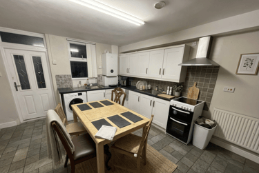 6 bed house, Ridgeway Terrace, Rampart Road, Leeds, LS62HU - Image 3