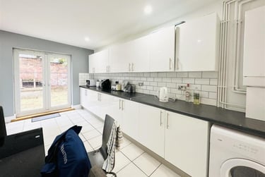 6 bed house, Harrington Drive, Lenton, Nottingham, NG71JJ - Image 1