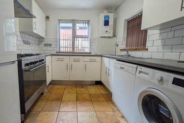 6 bed house, Church Grove, Lenton, Nottingham, NG72FG - Image 1
