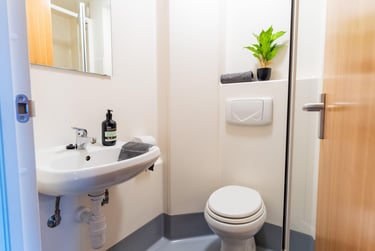 Bronze En Suite at St Peters Court, Midland Way, Lenton, Nottingham, NG73EU - Image 6