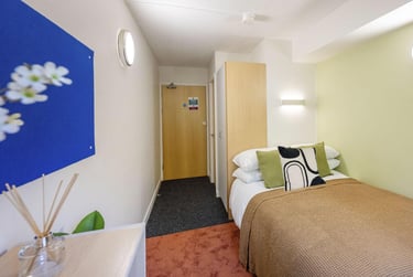 Ensuite at Leighton Hall, Leighton Street, City Centre, Preston, PR18RH - Image 2