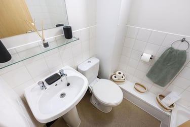 Ensuite at Leighton Hall, Leighton Street, City Centre, Preston, PR18RH - Image 4