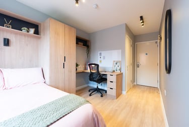 Gold En Suite at St Peters Court, Midland Way, Lenton, Nottingham, NG73EU - Image 2
