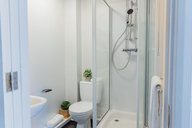 Gold En Suite at St Peters Court, Midland Way, Lenton, Nottingham, NG73EU - Image 13