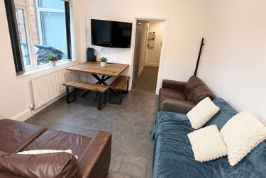 8 bed house, Derby Road, City Centre, Loughborough, LE115AG - Image 1