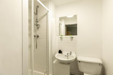 Classic Ensuite at Calthorpe Court, Pershore Road, Edgbaston, Birmingham, B57QF - Image 9