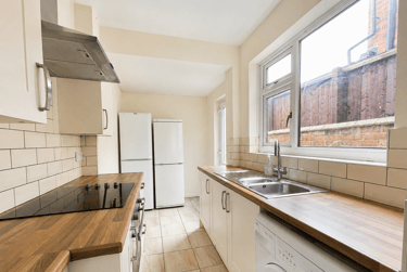 4 bed house, Storer Road, City Centre, Loughborough, LE115EH - Image 2