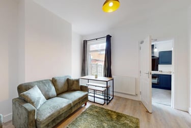 4 bed house, Storer Road, City Centre, Loughborough, LE115EH - Image 1