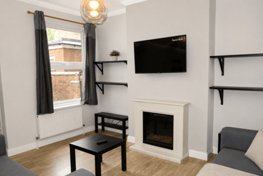 4 bed house, William Street, City Centre, Loughborough, LE113BX - Image 1