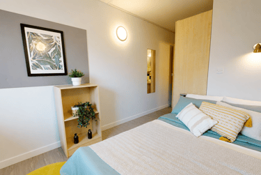 Gold Room Ensuite - Image 1