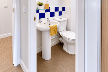 Gold Room Ensuite - Image 3
