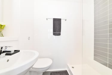 Gold Ensuite - Image 11