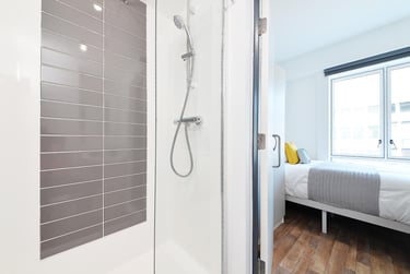 Gold Ensuite - Image 12