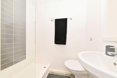 Silver Ensuite - Image 8