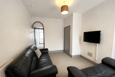 5 bed house, Curzon Street, City Centre, Loughborough, LE113BQ - Image 1