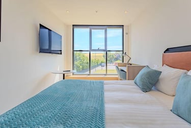 Large 3 Bedroom - Image 7