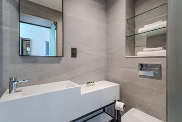 Large 3 Bedroom - Image 8