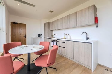 Large 3 Bedroom - Image 3